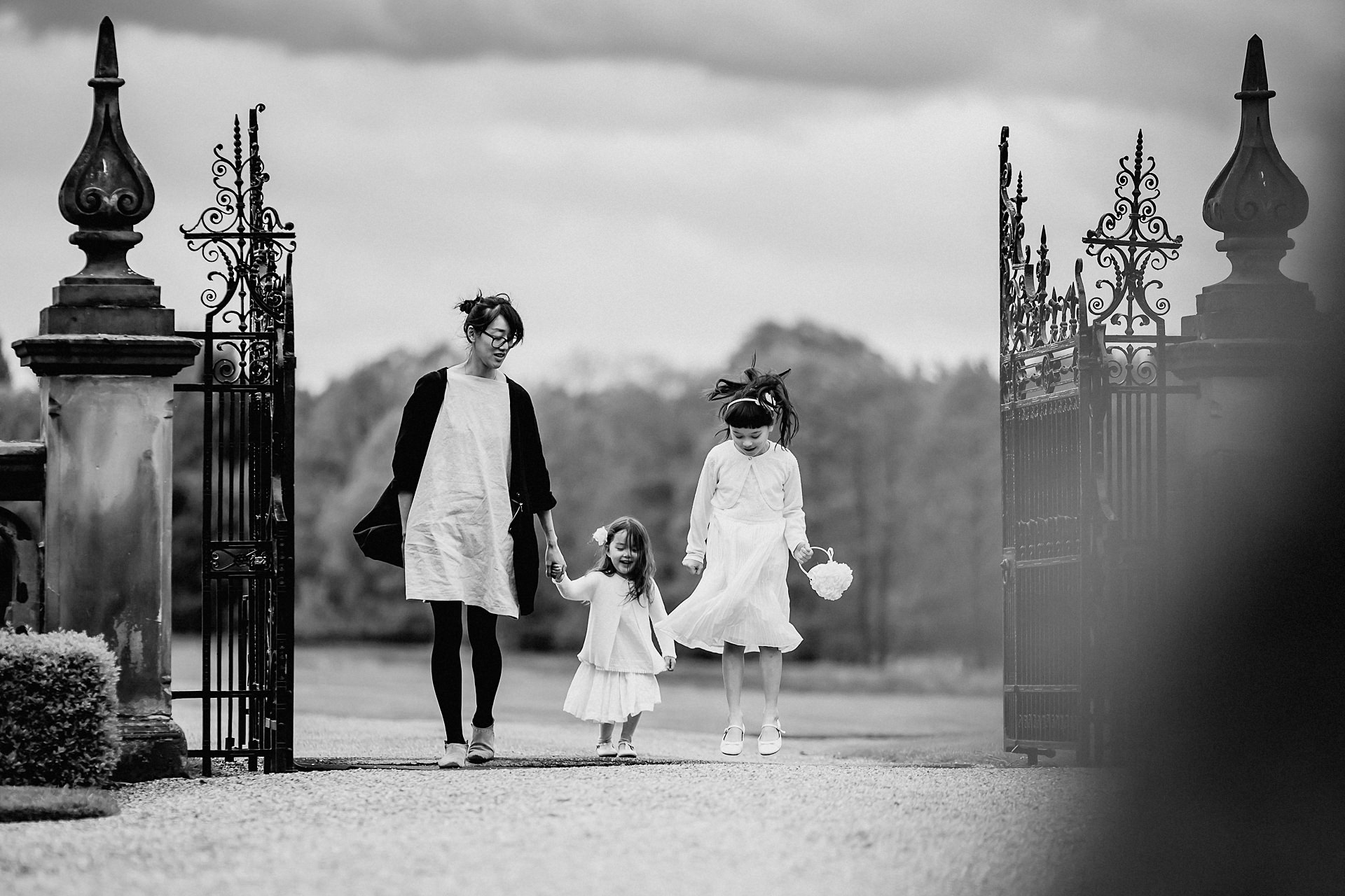 bridesmaids arriving at capesthorne hall
